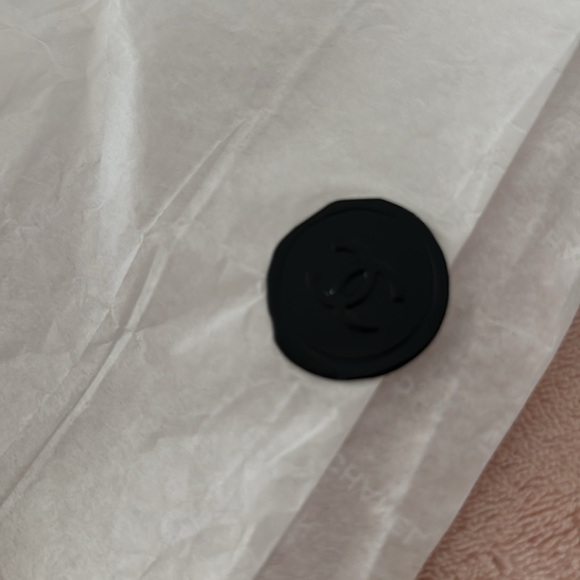 Chanel white & gold Women's travel make up cosmetic Bag - Picture 3 of 5